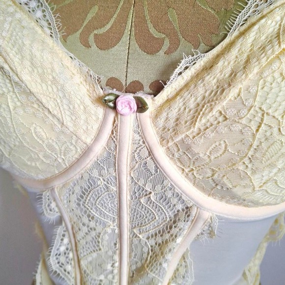 Rue21 yelliw lace corset top pink rose detail Size Medium coquette fairycore - Picture 2 of 6